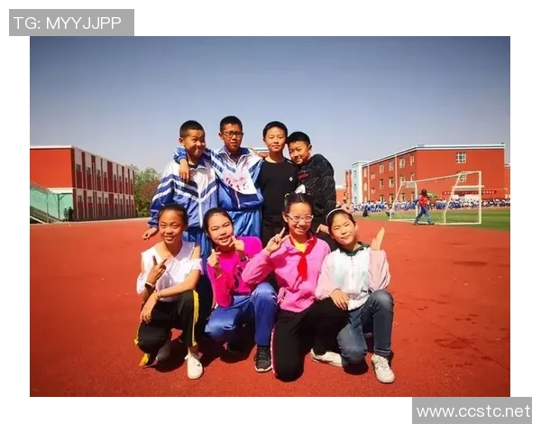 篮球巨星与小朋友欢乐互动传递运动热情与快乐时光